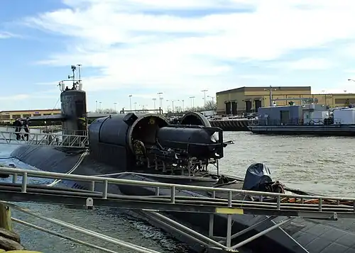 An SDV being loaded aboard Los Angeles-class attack submarine USS&nbsp;Dallas
